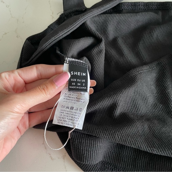 Ribbed Asymmetric Tank Top - Picture 3 of 3